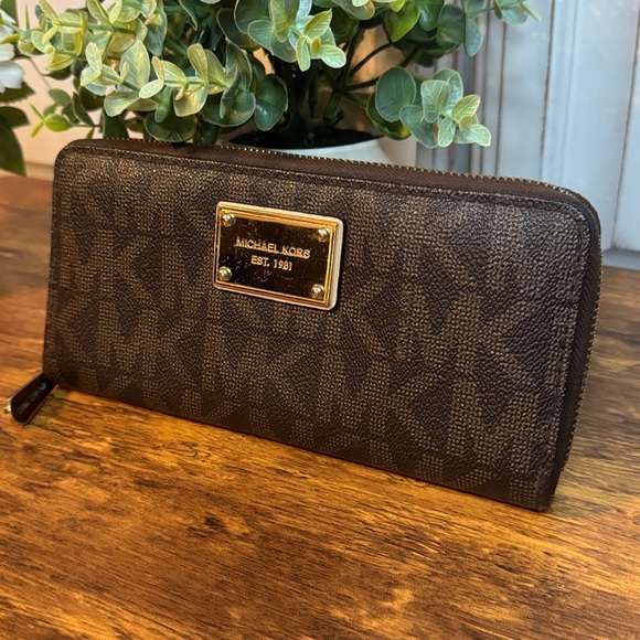 Michael Kors Signature Large Zip-Around Wallet / Clutch in classic brown - Picture 3 of 9
